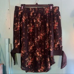 Off the shoulder floral top. Bow tie wrists
